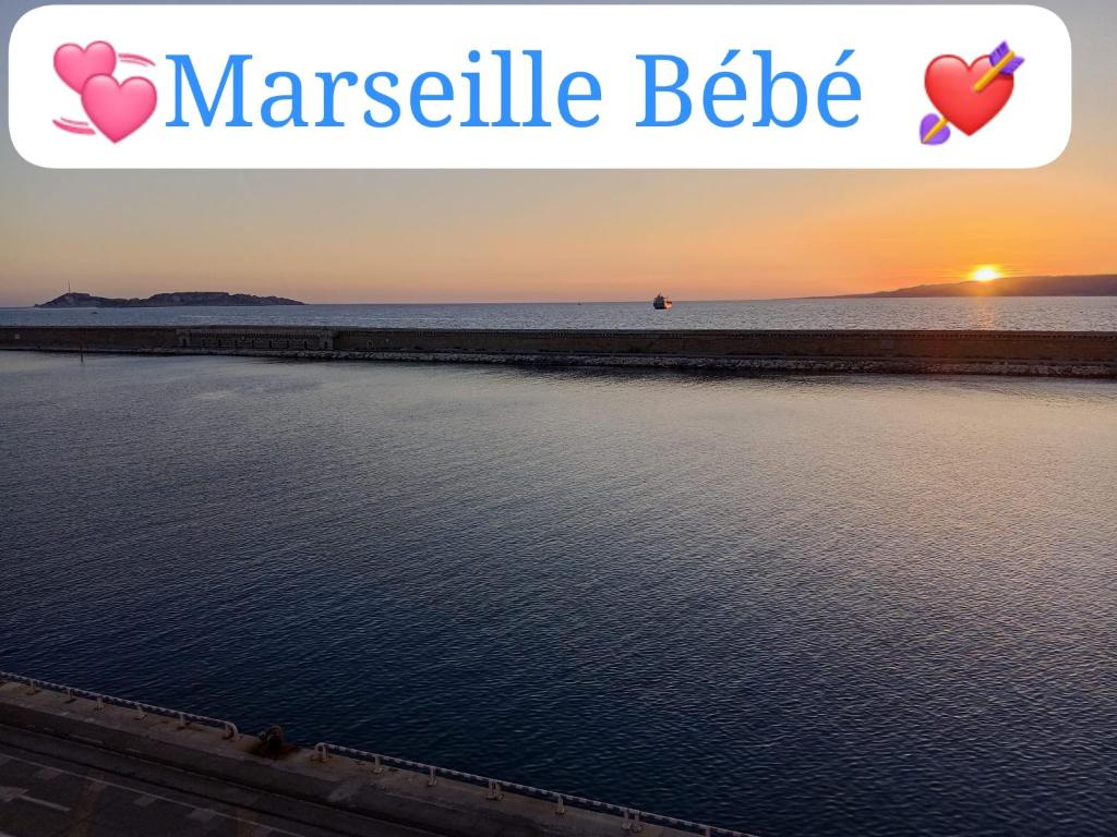 a sunset over the water with the words marslebia bella at chambre Marseille pas lon de saint Charles et vieux port in Marseille