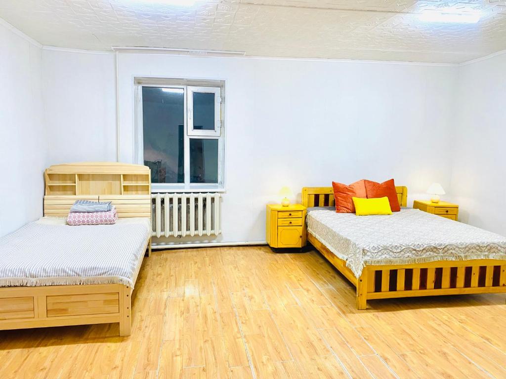En eller flere senge i et værelse på Murun Guest House