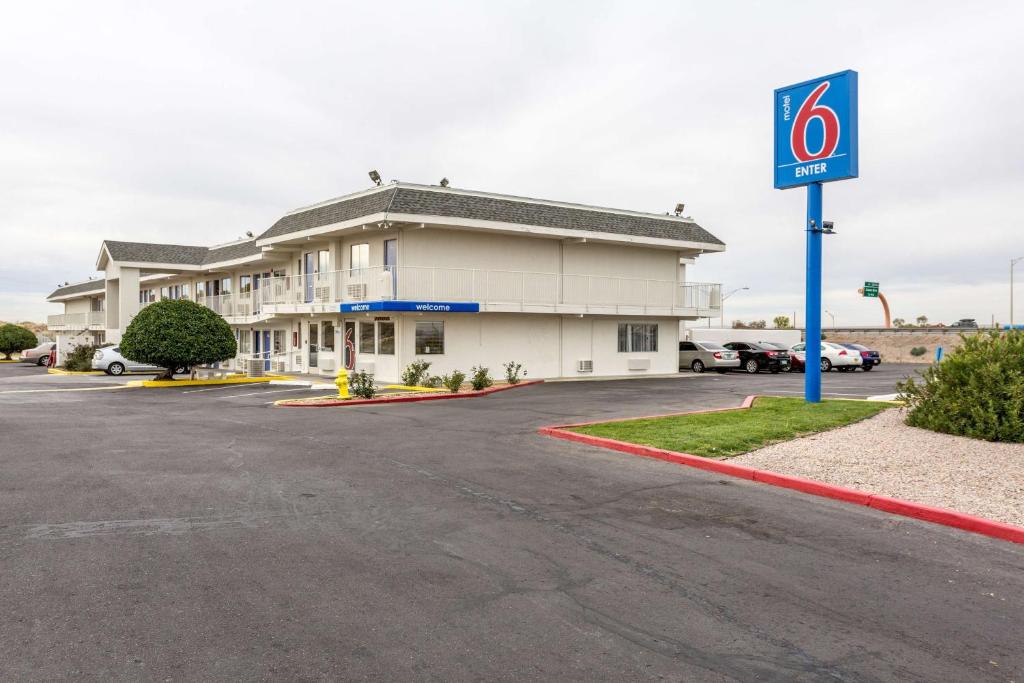 un edificio sin señal de estacionamiento en un estacionamiento en Motel 6-Albuquerque, NM - South - Airport en Albuquerque