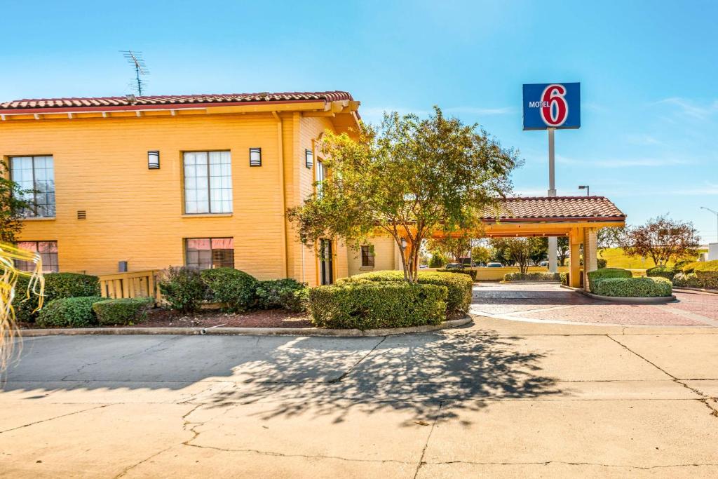 una gasolinera con un cartel delante en Motel 6-Monroe, LA en Monroe