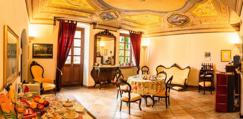 a dining room with a table and chairs and a ceiling at B&B Il Glicine Molare in Cremolino