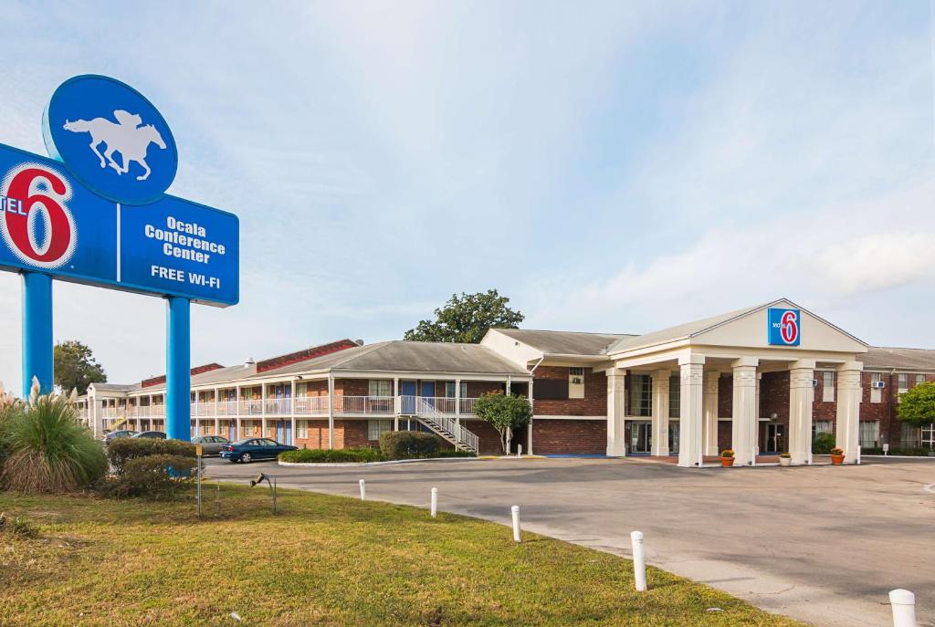 um edifício hospitalar com um sinal em frente em Motel 6-Ocala, FL - Conference Center em Ocala Ridge