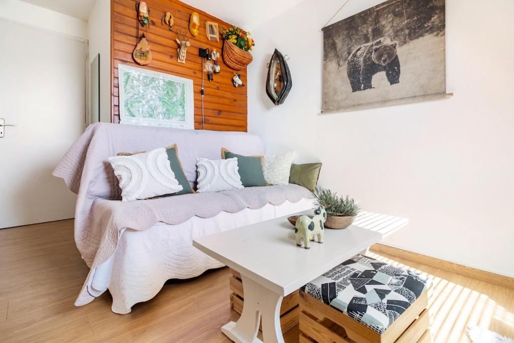 a living room with a couch and a table at Chalet Les Angles in Les Angles