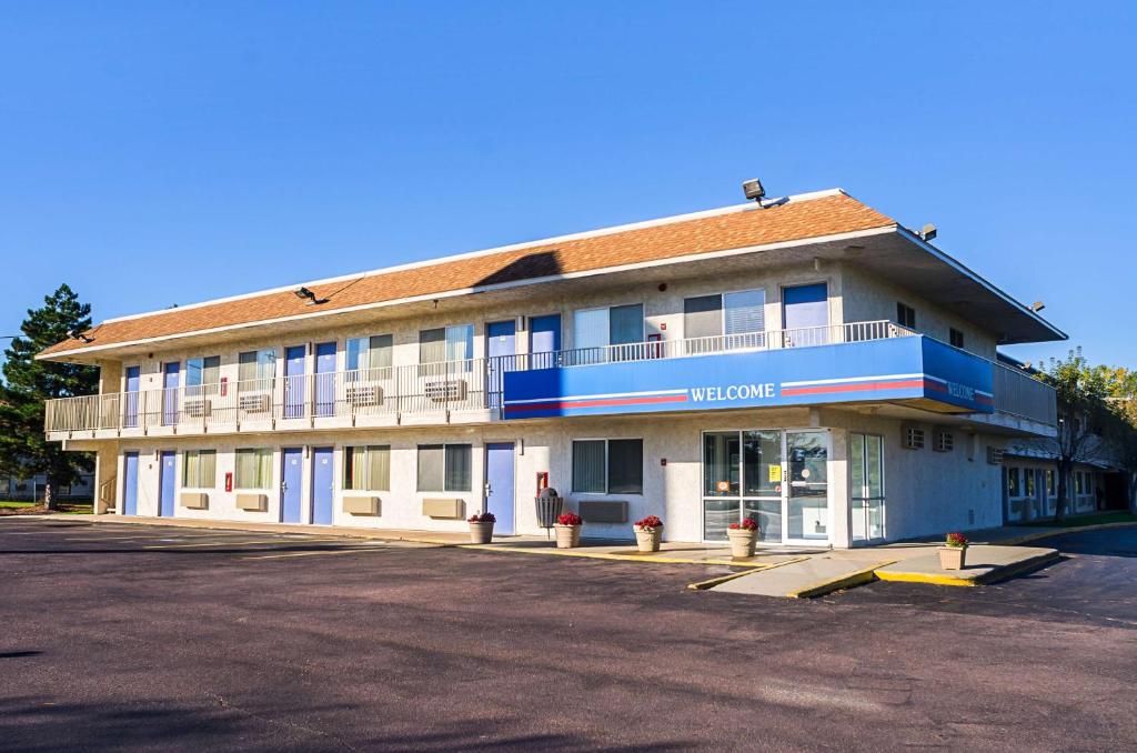 a hotel building with a parking lot in front of it at Motel 6-Mitchell, SD in Mitchell
