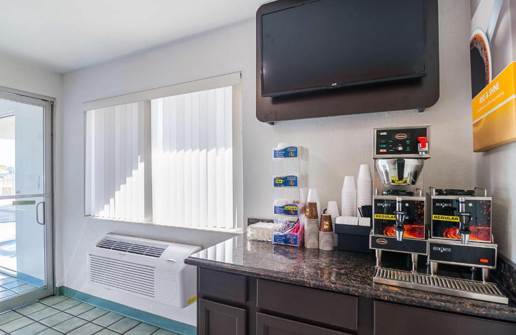 Kuchyň nebo kuchyňský kout v ubytování Motel 6-Mitchell, SD