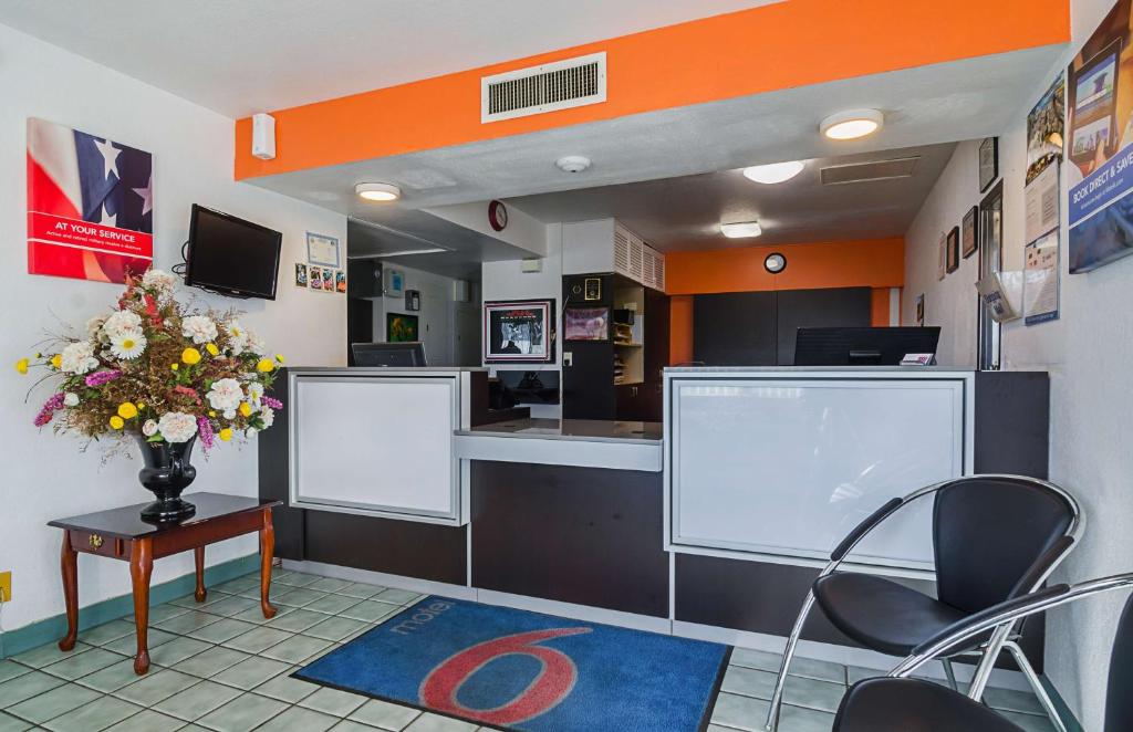 TV a/nebo společenská místnost v ubytování Motel 6-Mitchell, SD