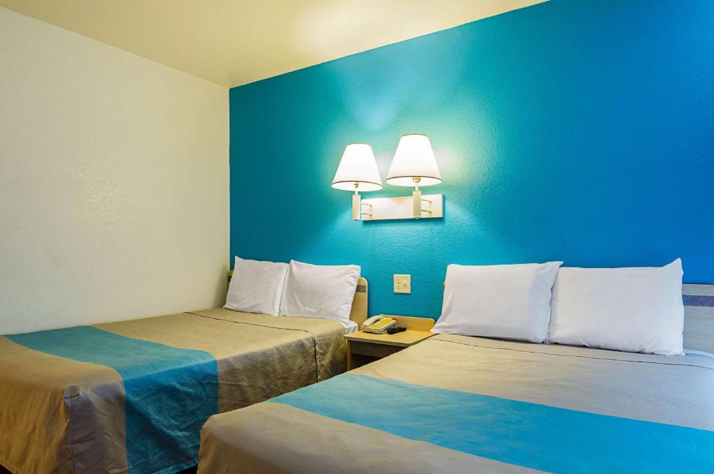 Postel nebo postele na pokoji v ubytování Motel 6-Mitchell, SD