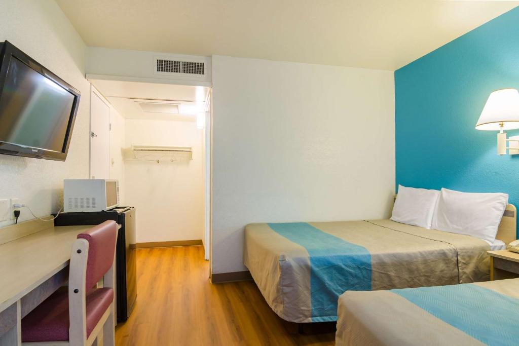 TV a/nebo společenská místnost v ubytování Motel 6-Mitchell, SD