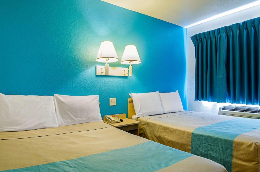 Postel nebo postele na pokoji v ubytování Motel 6-Mitchell, SD