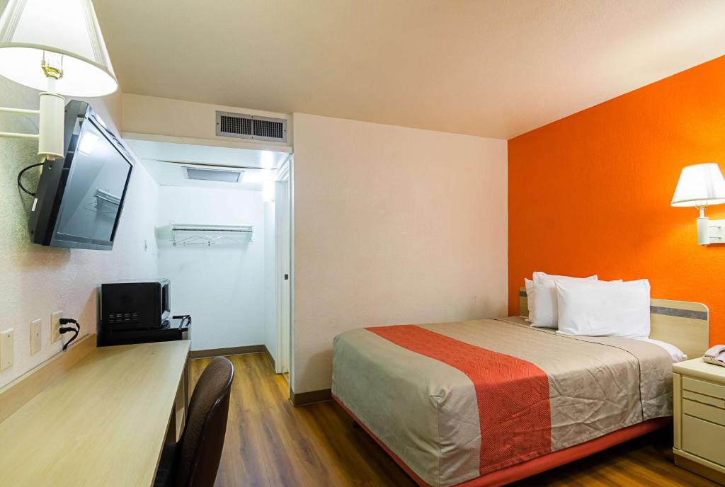 Postel nebo postele na pokoji v ubytování Motel 6-Mitchell, SD