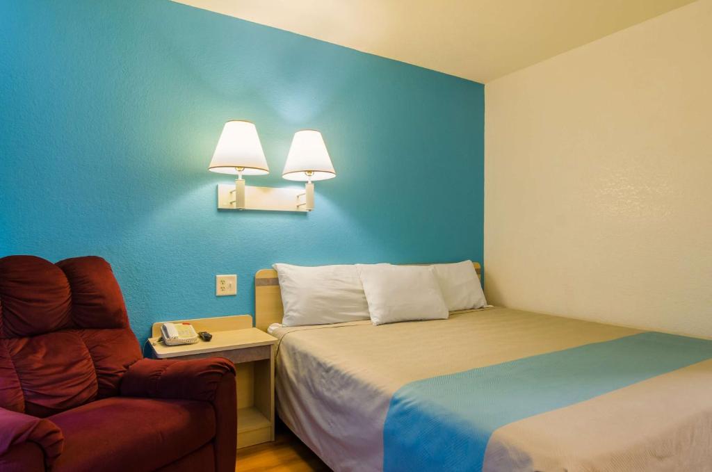 Postel nebo postele na pokoji v ubytování Motel 6-Mitchell, SD