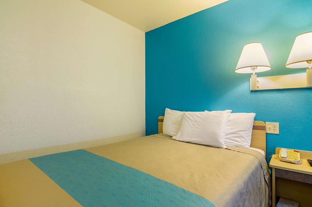 Postel nebo postele na pokoji v ubytování Motel 6-Mitchell, SD