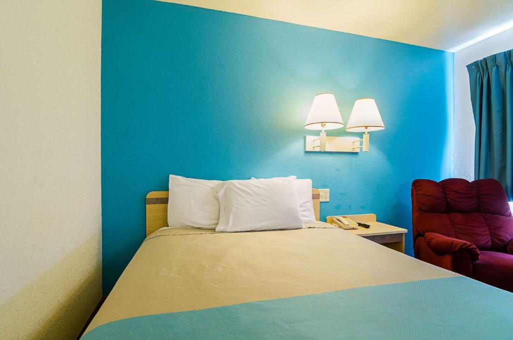 Postel nebo postele na pokoji v ubytování Motel 6-Mitchell, SD