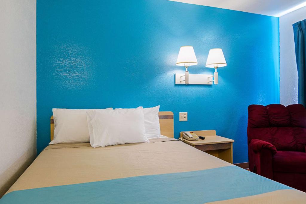 Postel nebo postele na pokoji v ubytování Motel 6-Mitchell, SD