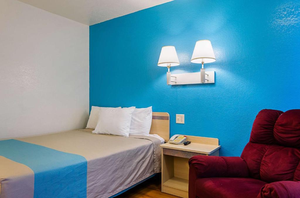 Postel nebo postele na pokoji v ubytování Motel 6-Mitchell, SD