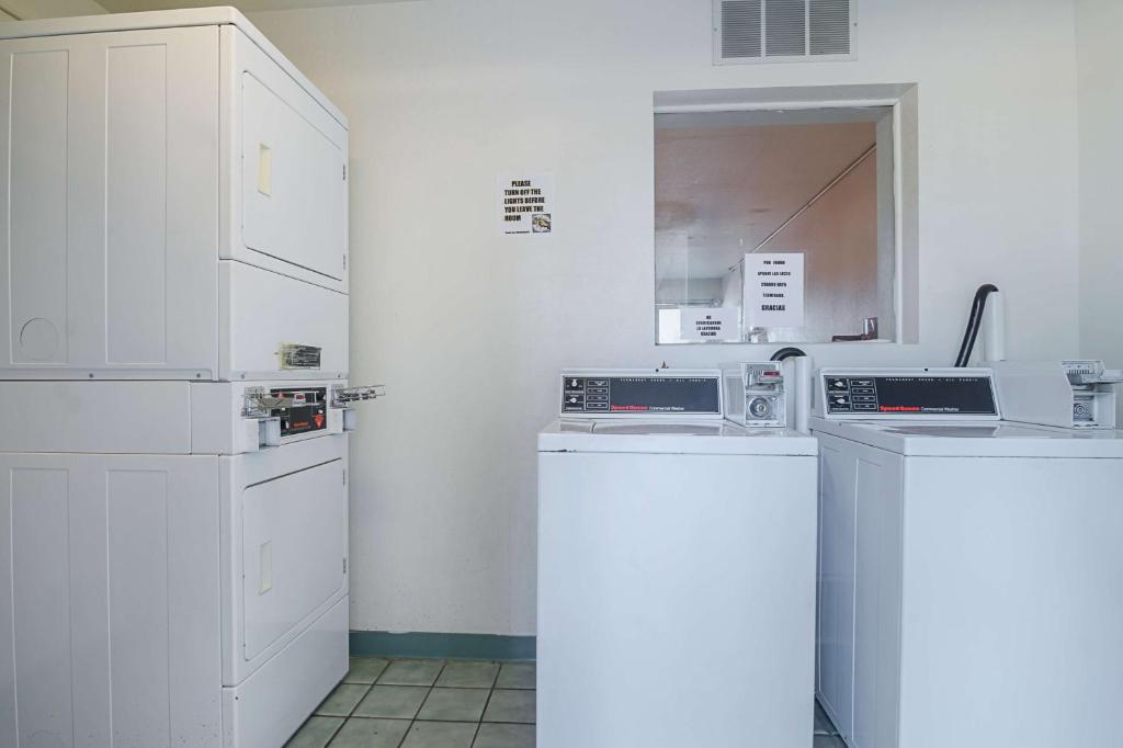 Kuchyň nebo kuchyňský kout v ubytování Motel 6-Mitchell, SD