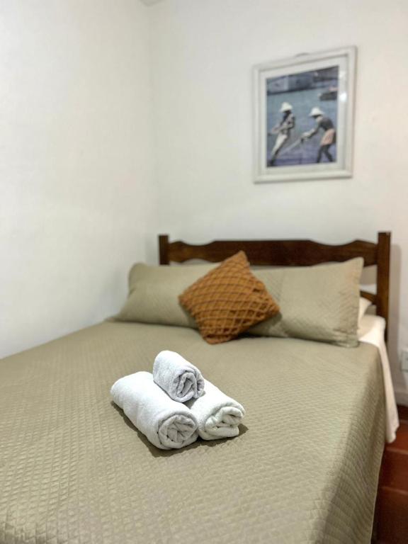 a bed with two towels on top of it at Casa Exclusiva Centro Búzios in Búzios