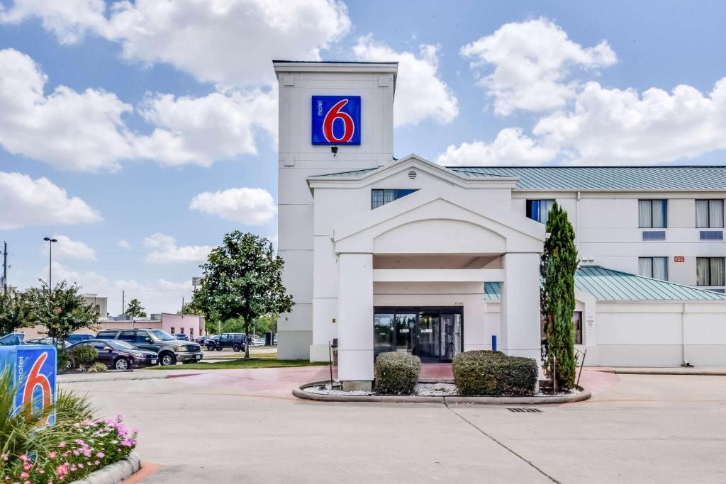 a building with a sign on top of it at Motel 6-Katy, TX - Houston in Katy