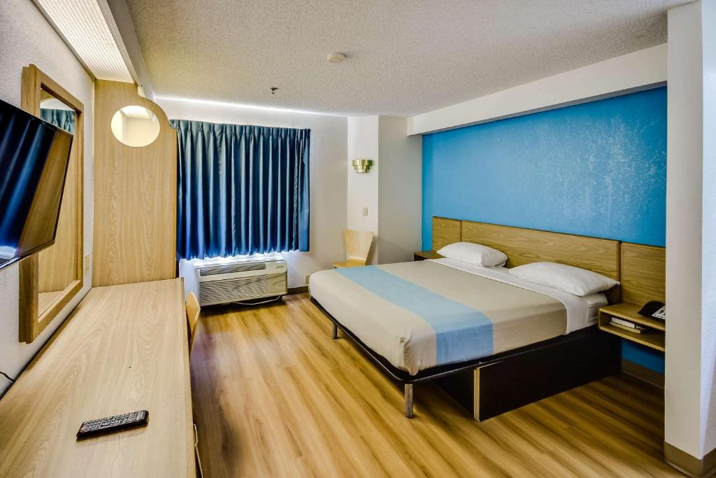 Motel 6-Katy, TX - Houston - Queen Room - Smoking