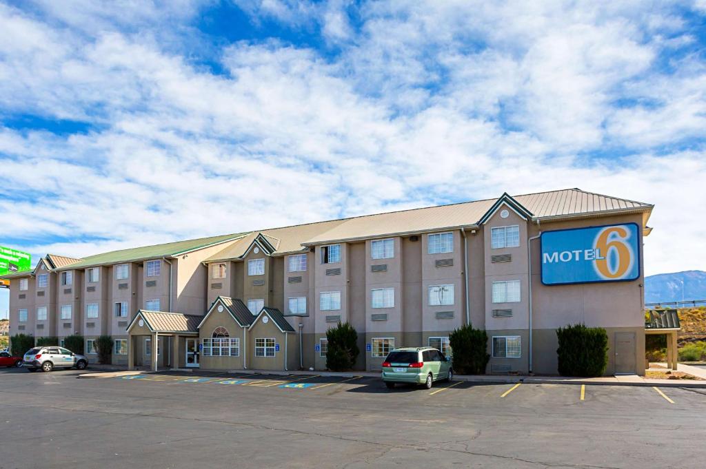 un hotel con un cartel en la parte delantera de un edificio en Motel 6-Bernalillo, NM, en Bernalillo