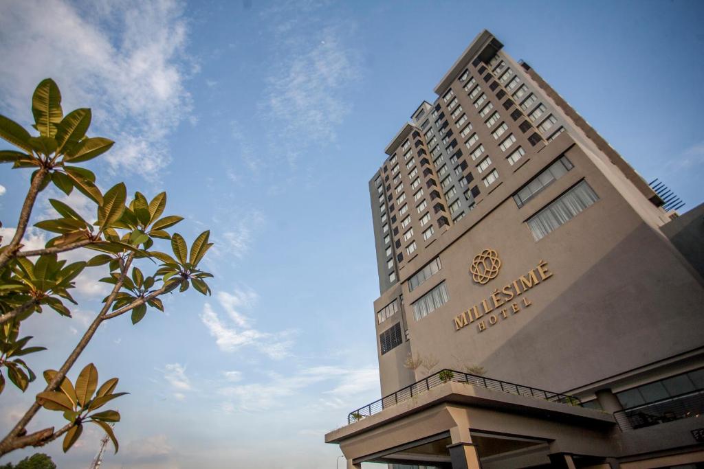 un edificio de hotel con un cielo azul en el fondo en Millesime Hotel Johor Bahru, en Johor Bahru