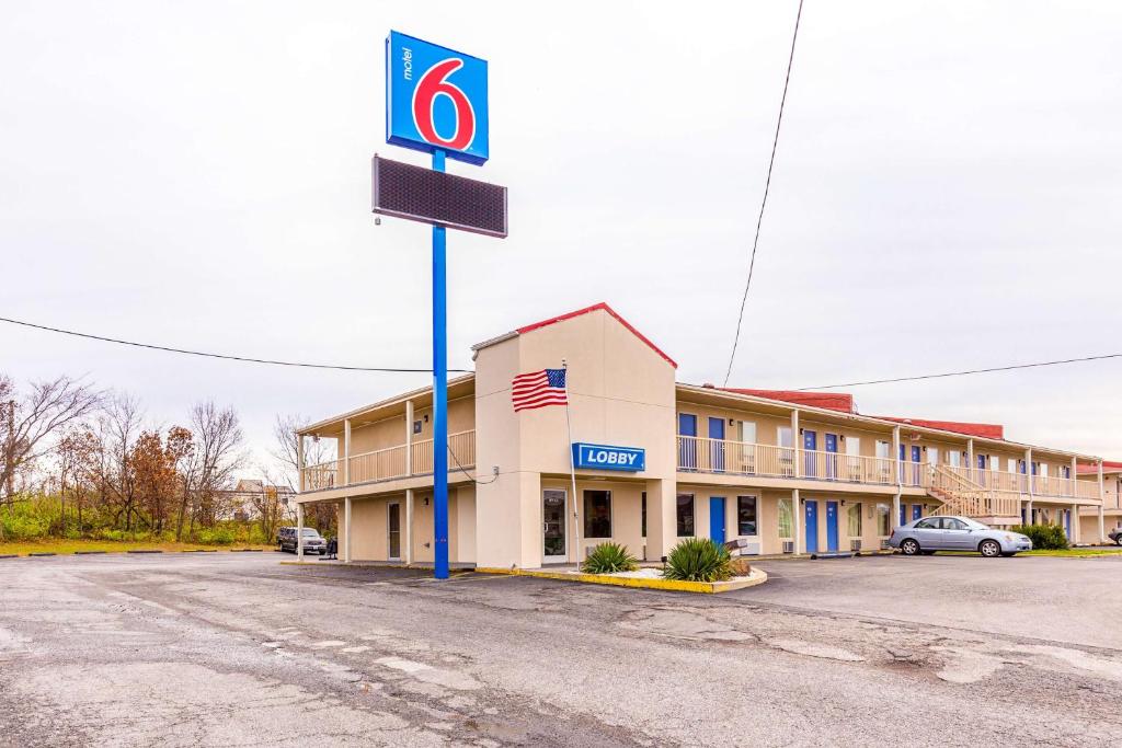 a hotel sign in front of a building at Motel 6-Mount Vernon, IL in Mount Vernon