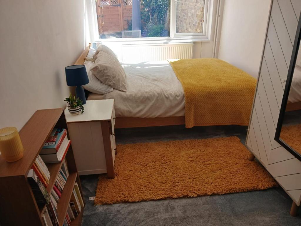 a small bedroom with a bed and a window at Bottisham Cosy Double in Bottisham