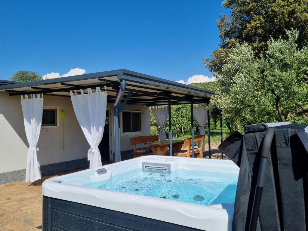 a hot tub in the backyard of a house at Kuća za odmor Toncas in Rovinj