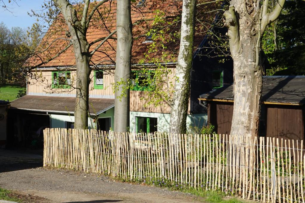 a wooden fence in front of a house at Landidyll Am Eisenberg in Kirchberg