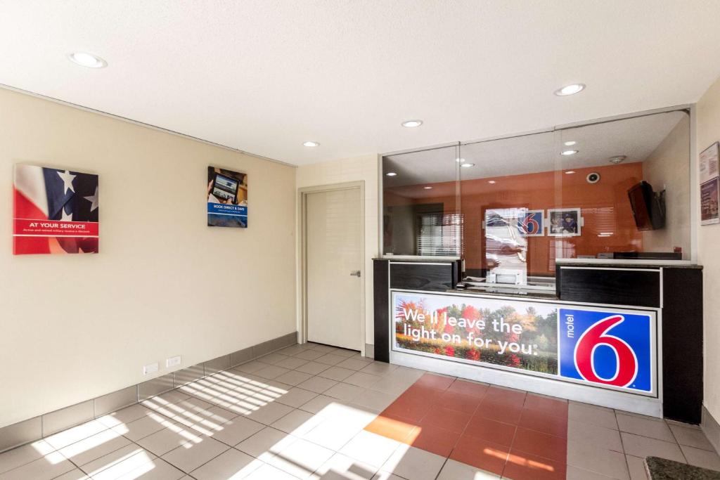 Kuchyň nebo kuchyňský kout v ubytování Motel 6 New Brunswick