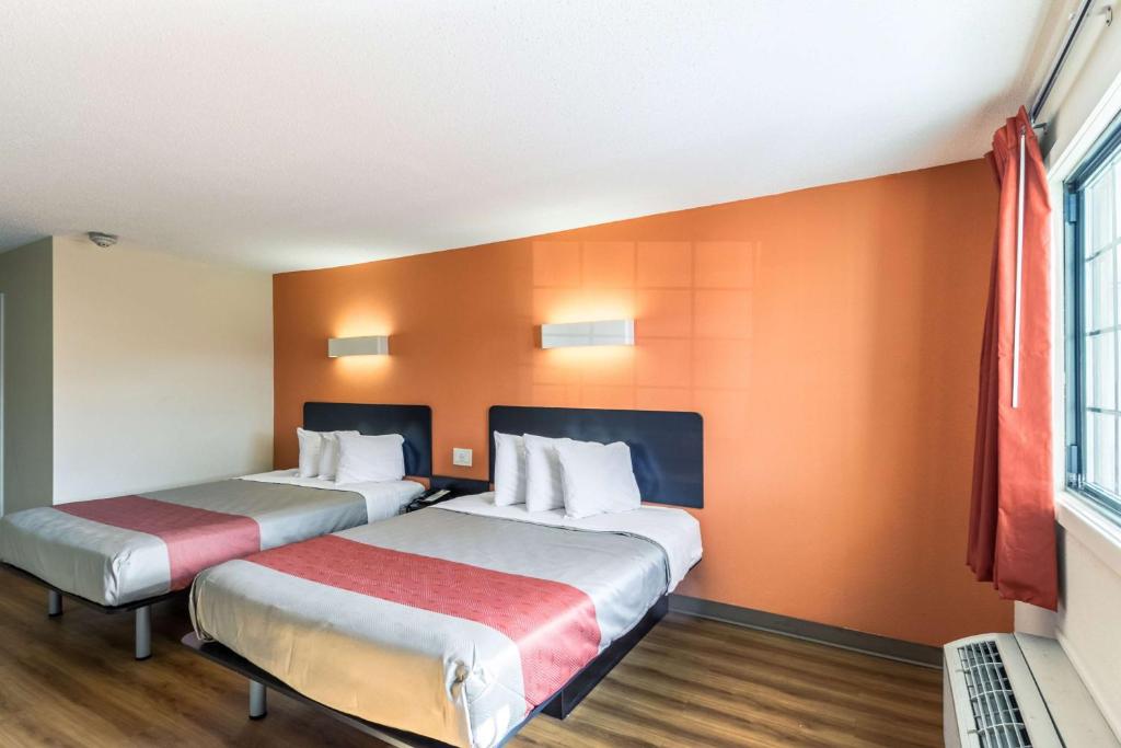 Postel nebo postele na pokoji v ubytování Motel 6 New Brunswick