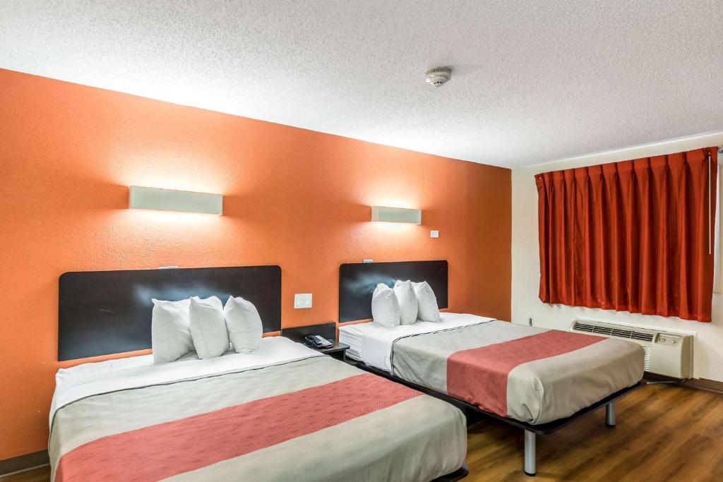 Postel nebo postele na pokoji v ubytování Motel 6 New Brunswick