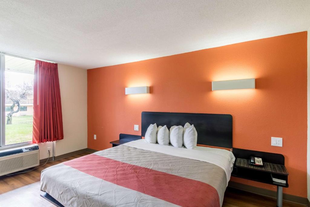 Postel nebo postele na pokoji v ubytování Motel 6 New Brunswick