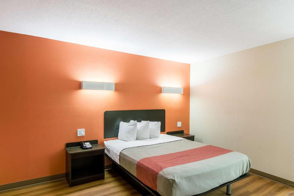 Postel nebo postele na pokoji v ubytování Motel 6 New Brunswick
