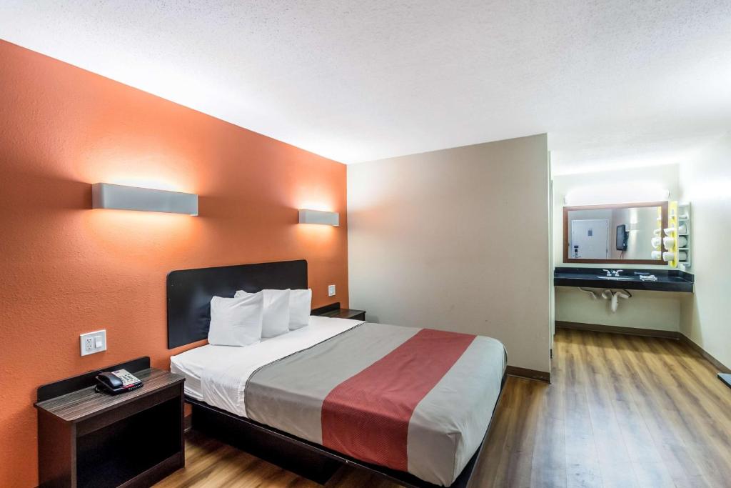 Postel nebo postele na pokoji v ubytování Motel 6 New Brunswick