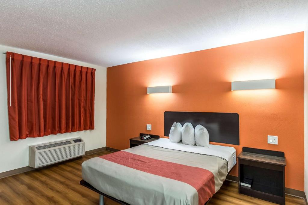 Postel nebo postele na pokoji v ubytování Motel 6 New Brunswick