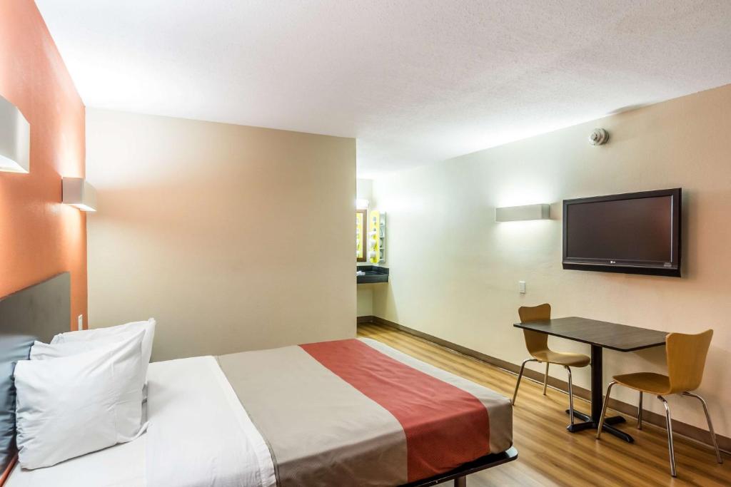 Postel nebo postele na pokoji v ubytování Motel 6 New Brunswick