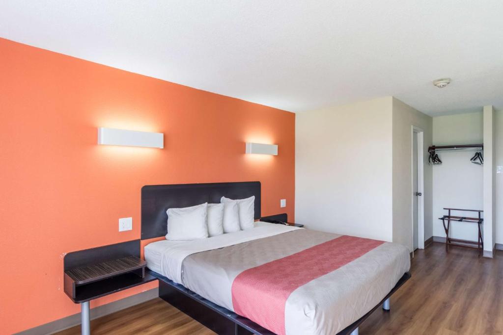 Postel nebo postele na pokoji v ubytování Motel 6 New Brunswick