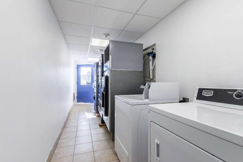 Kuchyň nebo kuchyňský kout v ubytování Motel 6 New Brunswick