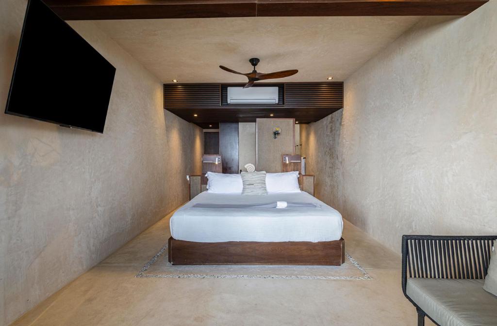 a bedroom with a bed and a ceiling fan at Beachfront Villa Soliman Bay- 8 bedrooms in Balcheil