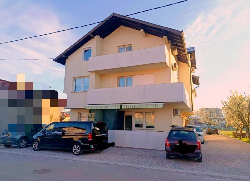 two cars parked in front of a house at PAR in Donje Mladice