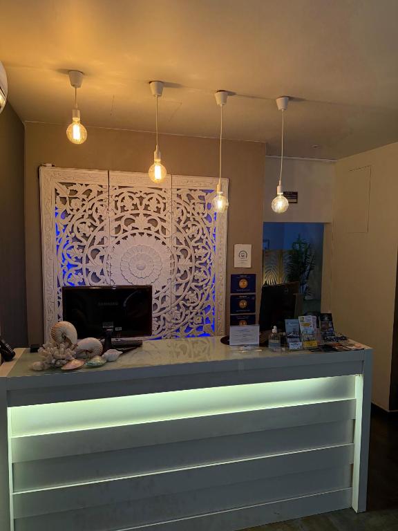 a store counter with a blue and white screen at Aqua Ria Boutique Hotel in Faro