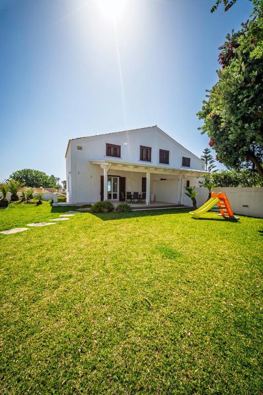 a house with a yard with a slide at Villa Elen in Marsala