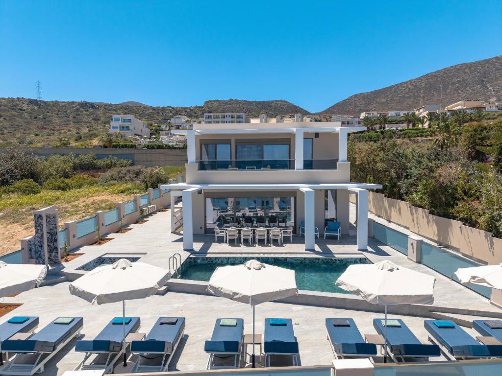 Elmar Bay Villa, Beachfront Luxury Escape with Private pool