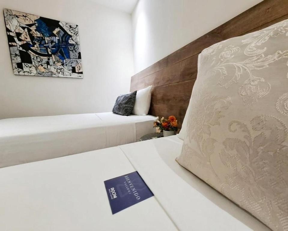 ROOM Hotel & Suites - Dreibettzimmer Mit Balkon