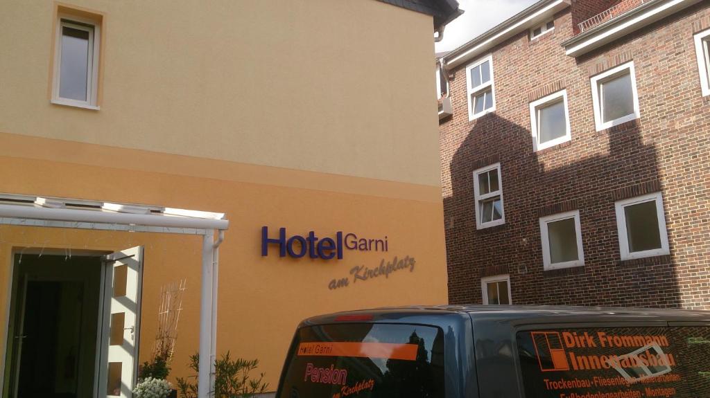 a black truck parked in front of a building at Hotel Garni Am Kirchplatz in Ilmenau