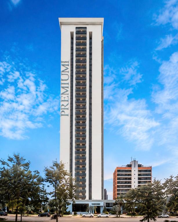 a tall building with the word melbourne on it at Apartamento Premium com 2 quartos in Palmas