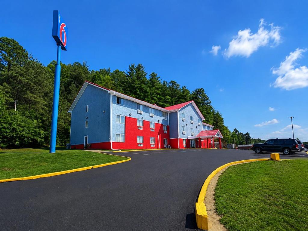 a blue and red building on a street at Motel 6 Morehead, KY in Morehead