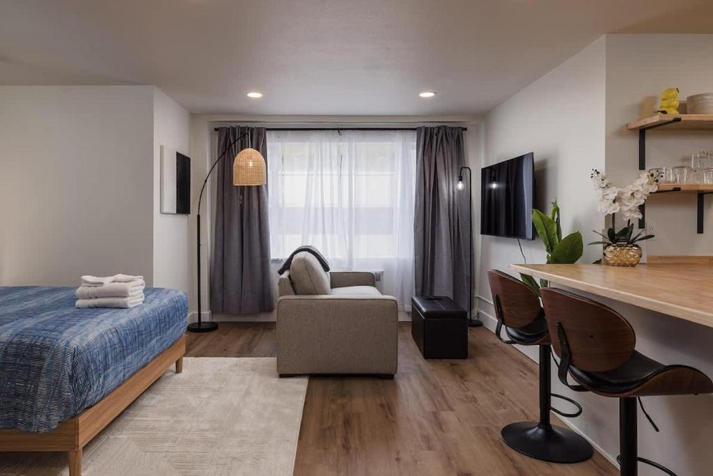 a bedroom with a bed and a desk in a room at Stylish Downtown Studio - Free Parking plus Kitchen in Anchorage