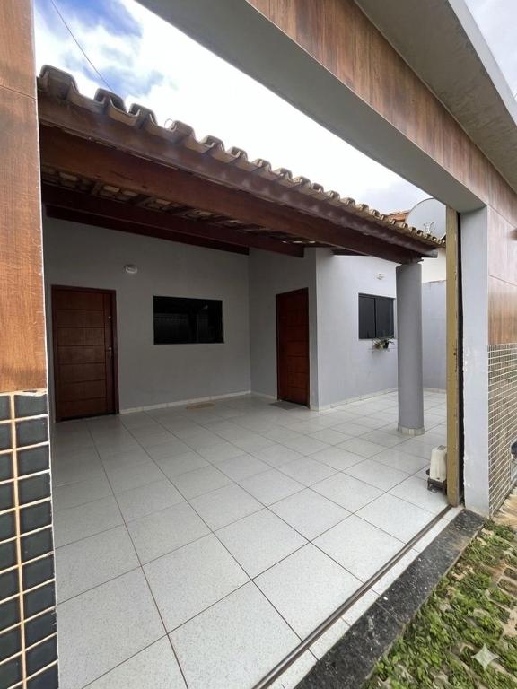 a large white patio with a roof at 2 quartos com garagem coberta in Vitória da Conquista